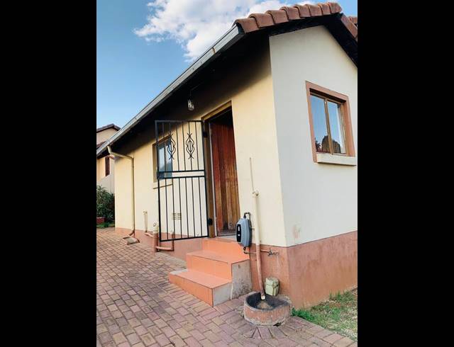 2 BEDROOM HOUSE FOR SALE IN BRAMLEY GARDENS